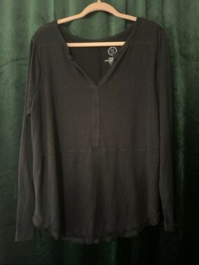 Women's Black V-Neck Long Sleeve Top